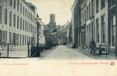 645 Gezicht op de Kromme Nieuwegracht met links een gedeelte van Paushuize (Kromme Nieuwegracht 39); op de achtergrond ...